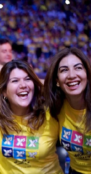 Representantes de Fuxion sonriendo en un evento
