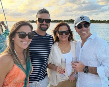 Grupo de amigos brindando junto al mar