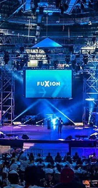 Escenario de un evento Fuxion con pantalla gigante