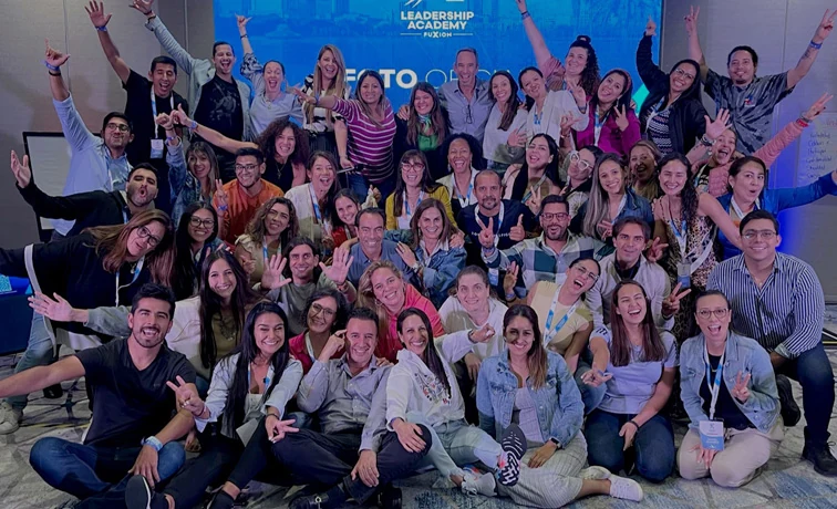 Participantes de Leadership Academy celebrando
