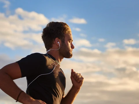 Hombre corriendo al aire libre