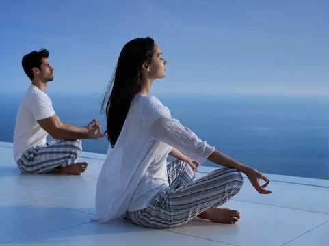 Mujer meditando frente al mar