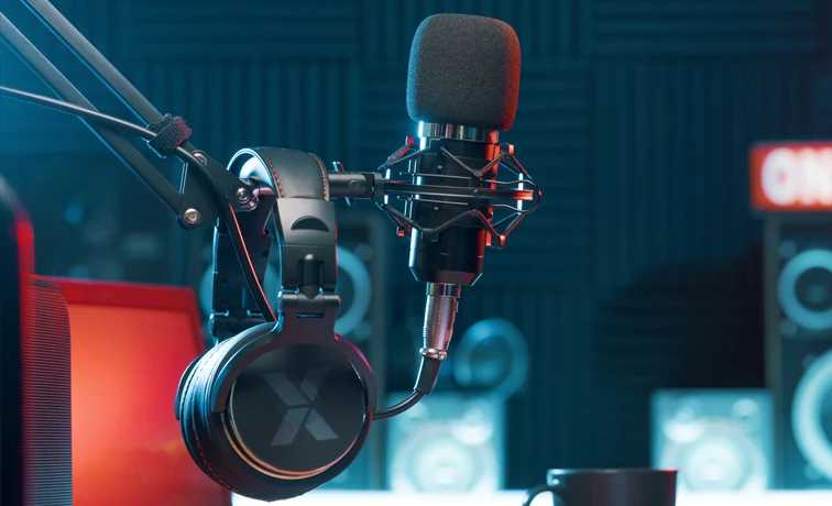Micrófono y audífonos en un estudio de podcast