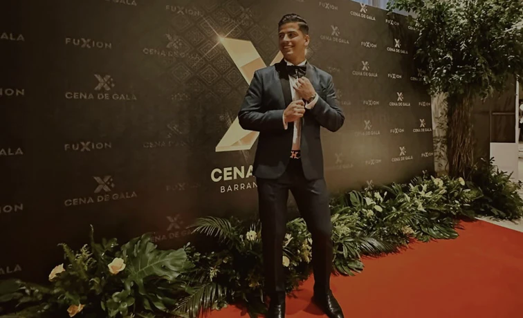 Líder premiado en la alfombra roja de Celebra