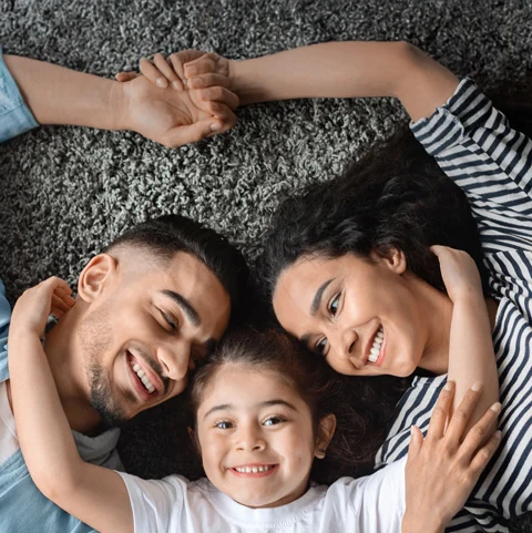 Familia sonriendo