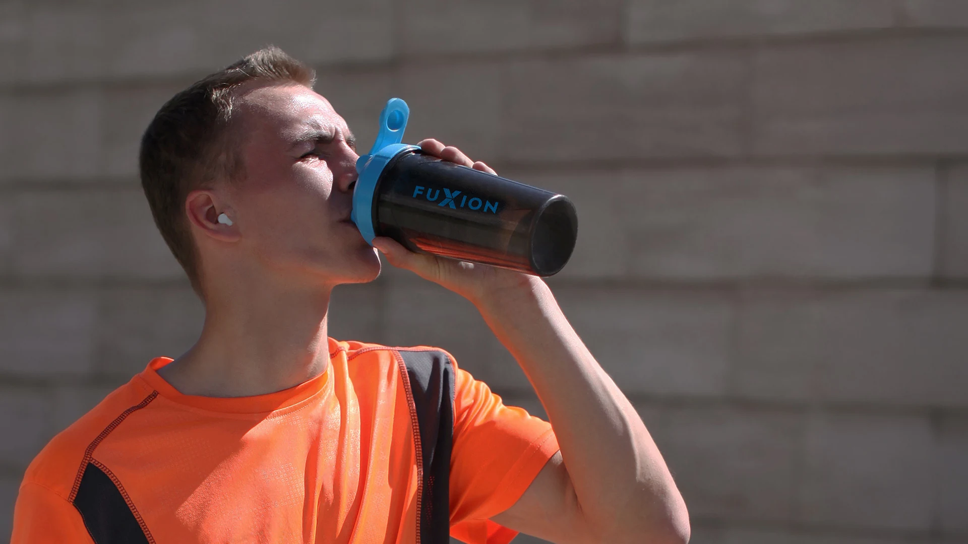Hombre bebiendo de un shaker Fuxion