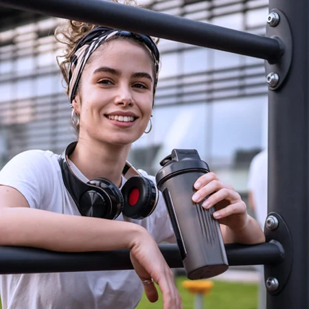 Mujer sonriendo con un shaker