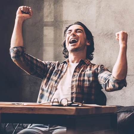 Hombre celebrando con energía