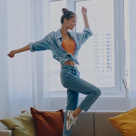 Mujer bailando con energía