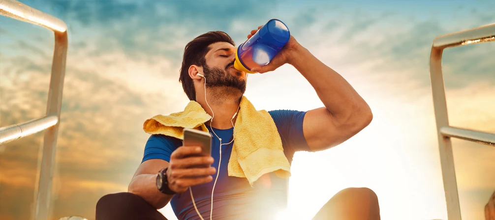Hombre bebiendo después de entrenar