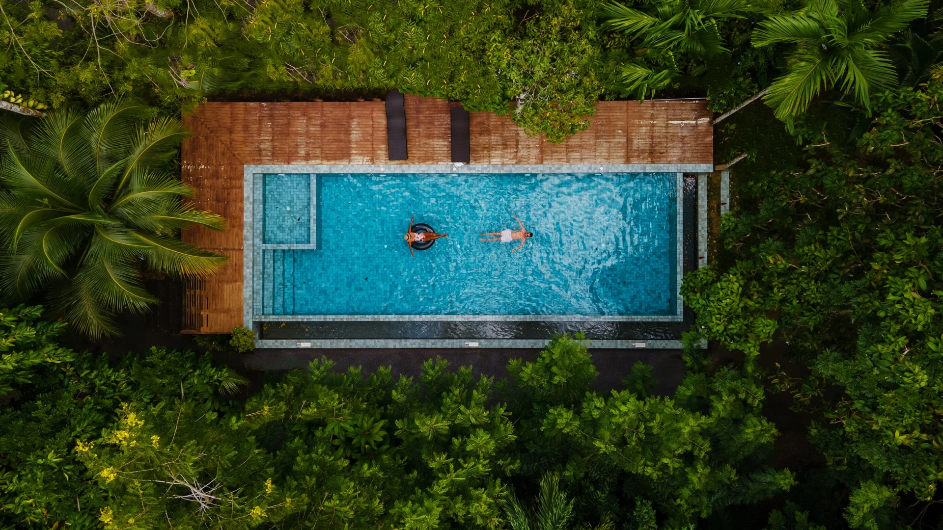 Piscina en medio de la selva vista desde arriba